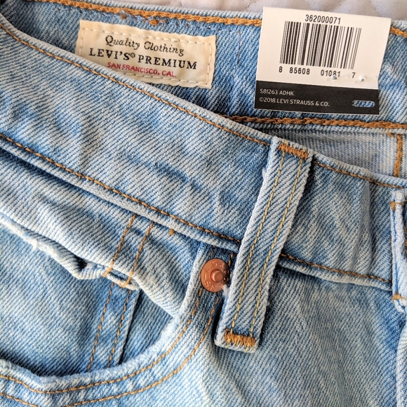 Levi's 501 Light Wash Crop Jeans Logo Tape - Picture 4 of 7